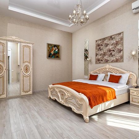 2 Bedroom Apartment Tykha Street City Center With Parking Place Lviv Kültér fotó