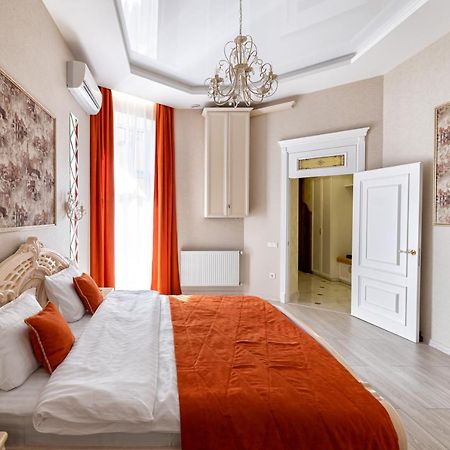 2 Bedroom Apartment Tykha Street City Center With Parking Place Lviv Kültér fotó