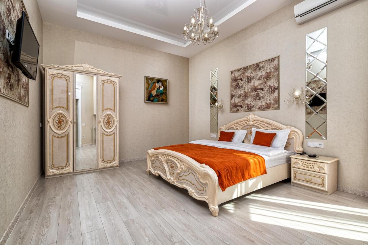 2 Bedroom Apartment Tykha Street City Center With Parking Place Lviv Kültér fotó