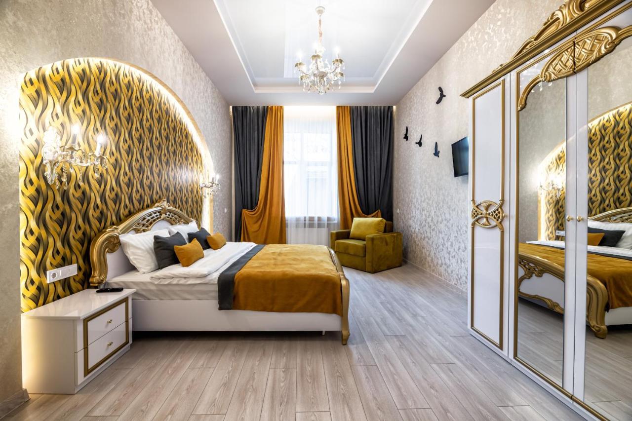 2 Bedroom Apartment Tykha Street City Center With Parking Place Lviv Kültér fotó