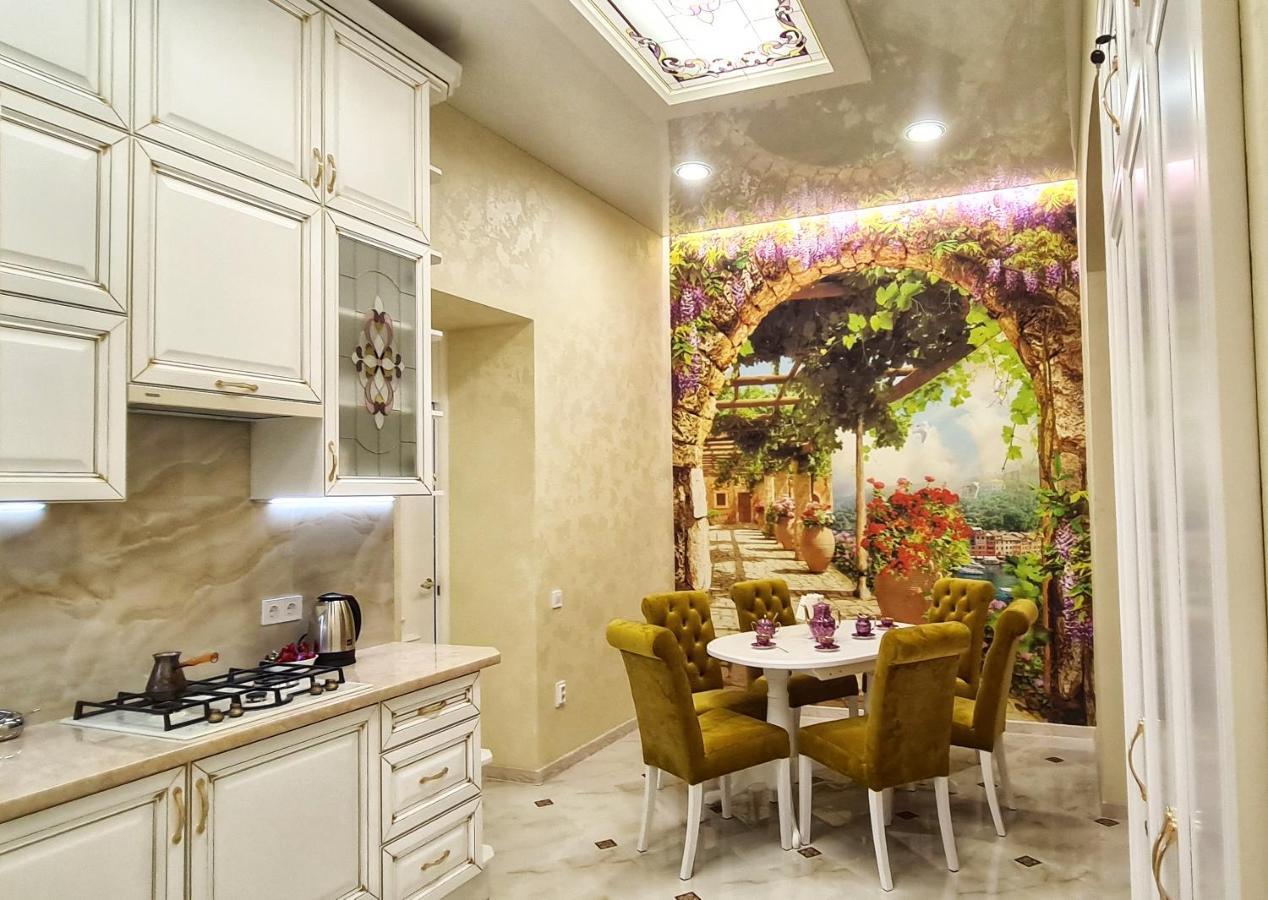 2 Bedroom Apartment Tykha Street City Center With Parking Place Lviv Kültér fotó