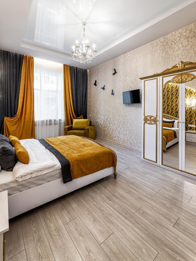 2 Bedroom Apartment Tykha Street City Center With Parking Place Lviv Kültér fotó