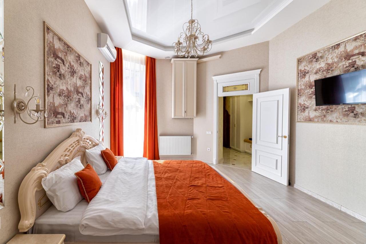 2 Bedroom Apartment Tykha Street City Center With Parking Place Lviv Kültér fotó