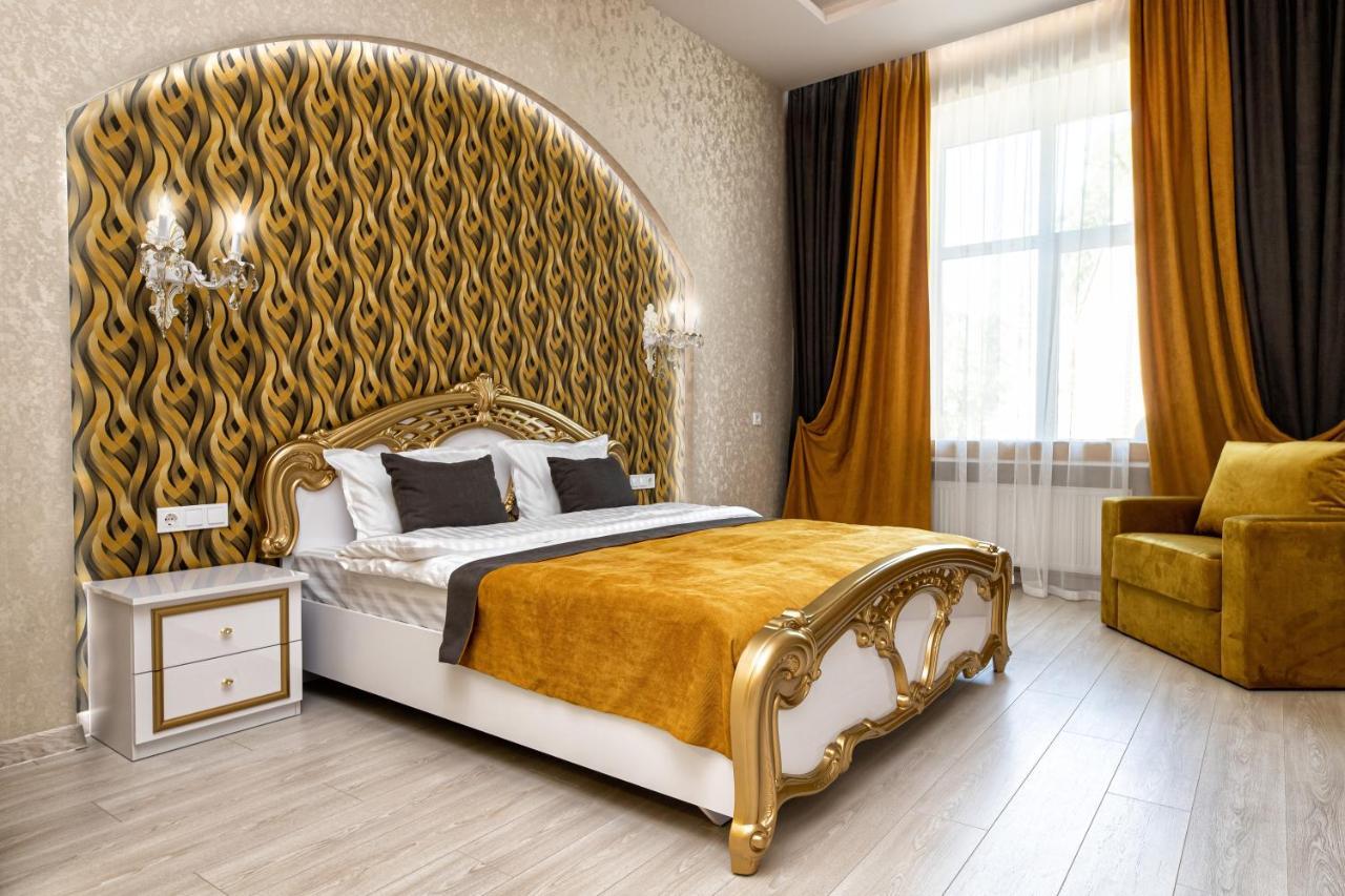 2 Bedroom Apartment Tykha Street City Center With Parking Place Lviv Kültér fotó