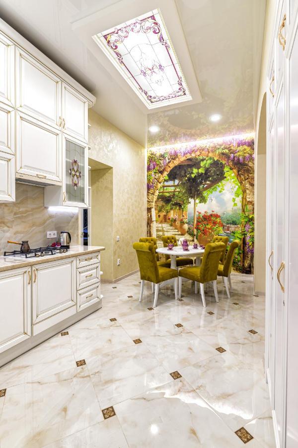 2 Bedroom Apartment Tykha Street City Center With Parking Place Lviv Kültér fotó