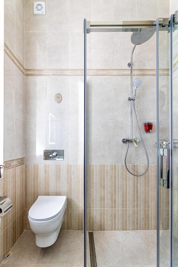 2 Bedroom Apartment Tykha Street City Center With Parking Place Lviv Kültér fotó