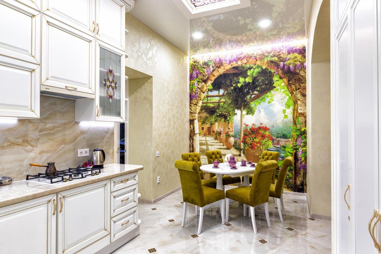 2 Bedroom Apartment Tykha Street City Center With Parking Place Lviv Kültér fotó