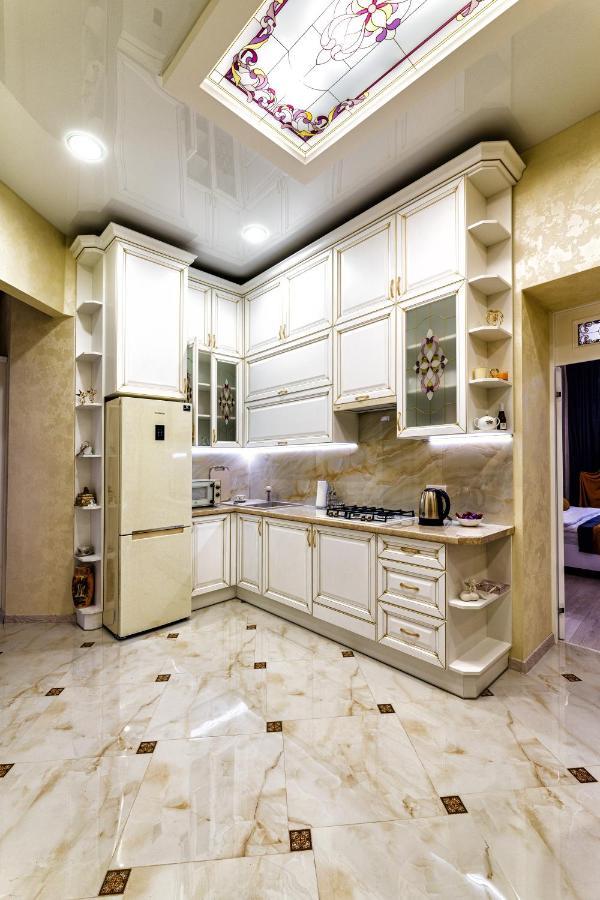 2 Bedroom Apartment Tykha Street City Center With Parking Place Lviv Kültér fotó