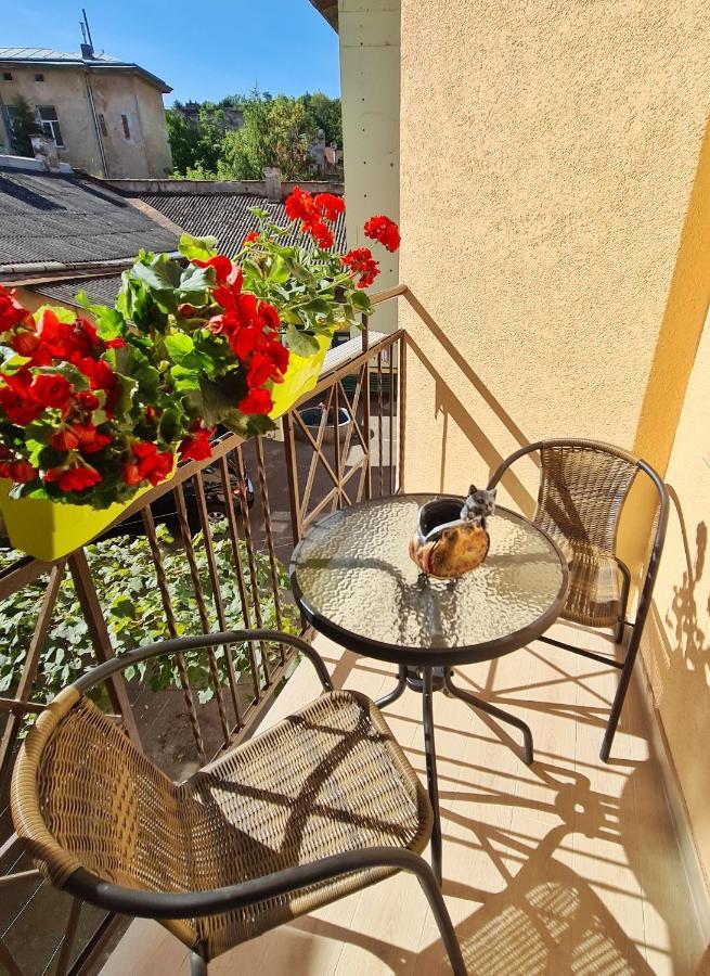 2 Bedroom Apartment Tykha Street City Center With Parking Place Lviv Kültér fotó