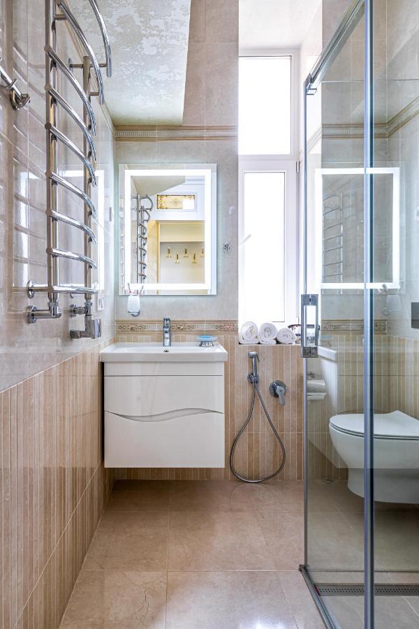 2 Bedroom Apartment Tykha Street City Center With Parking Place Lviv Kültér fotó