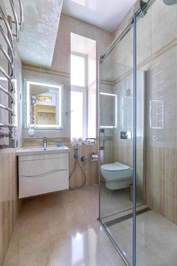 2 Bedroom Apartment Tykha Street City Center With Parking Place Lviv Kültér fotó