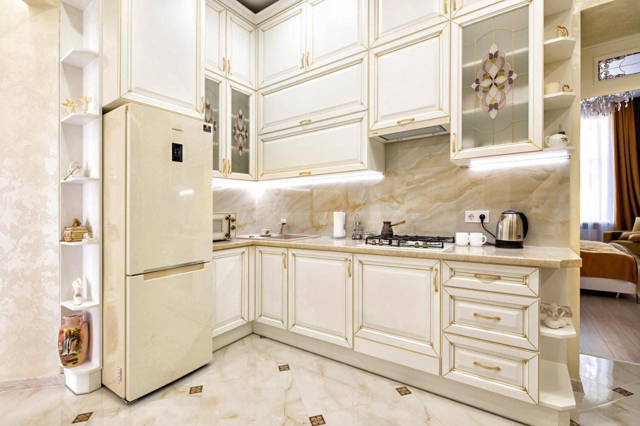 2 Bedroom Apartment Tykha Street City Center With Parking Place Lviv Kültér fotó