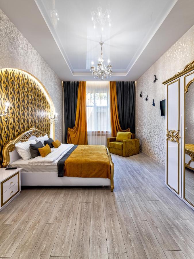 2 Bedroom Apartment Tykha Street City Center With Parking Place Lviv Kültér fotó