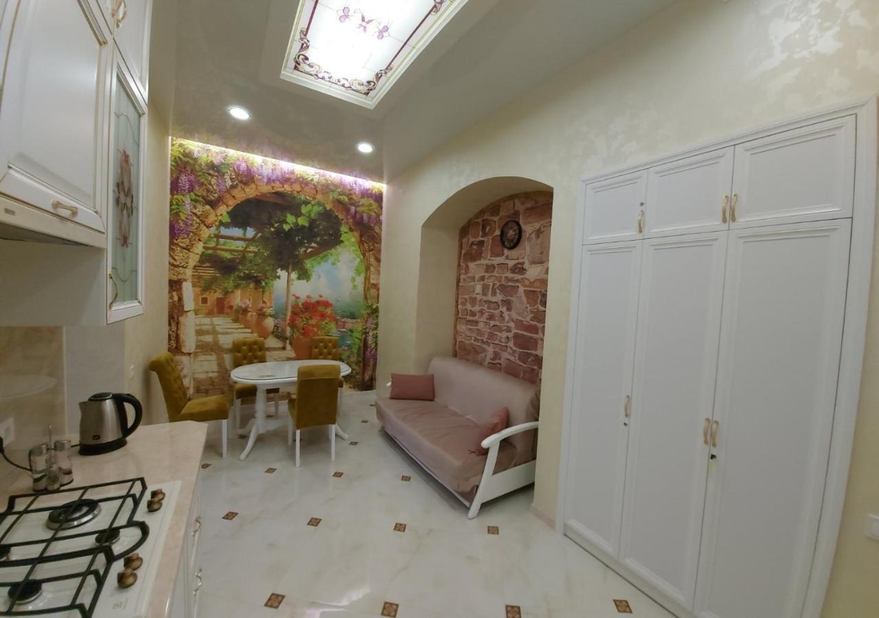 2 Bedroom Apartment Tykha Street City Center With Parking Place Lviv Kültér fotó