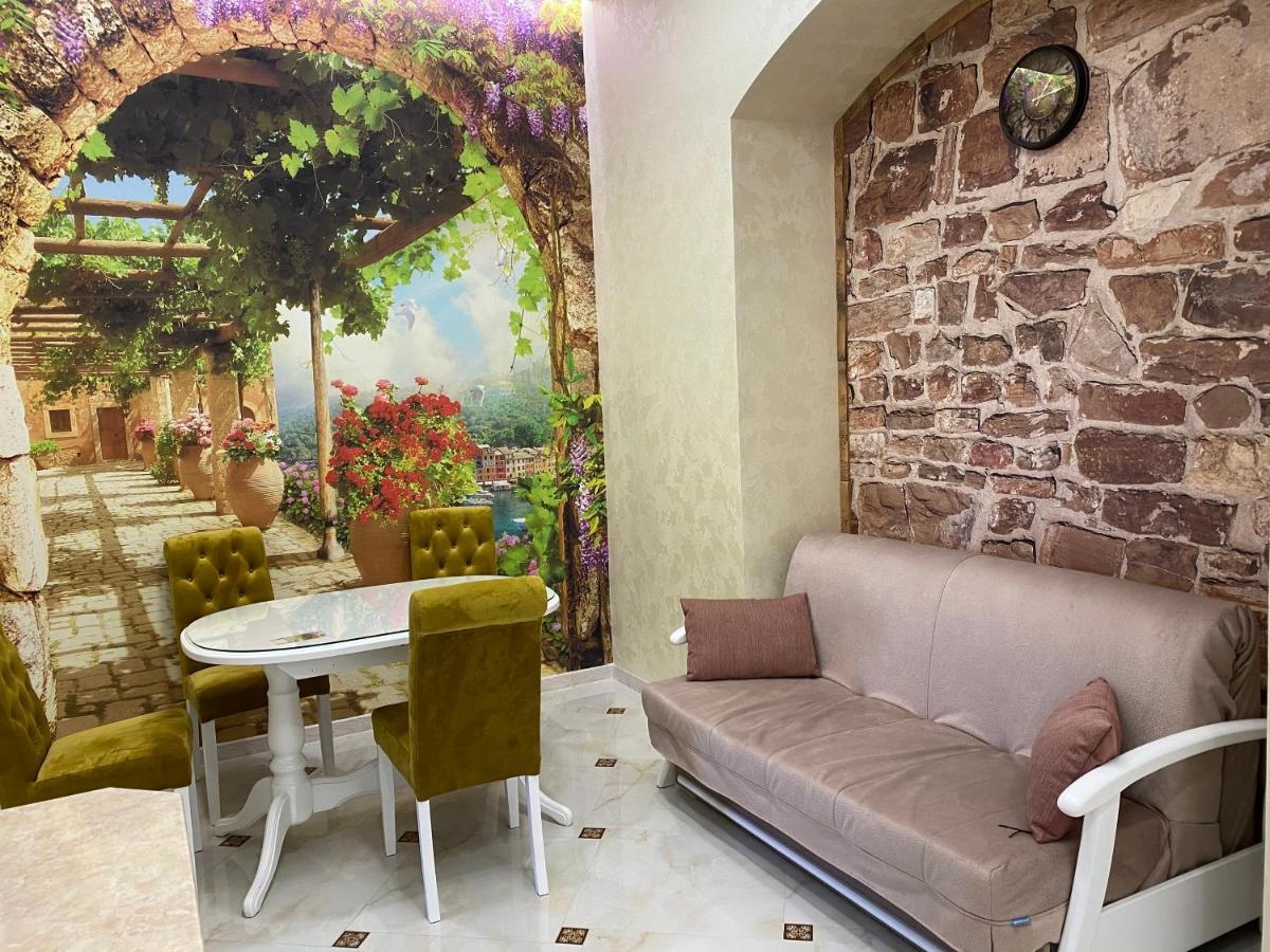2 Bedroom Apartment Tykha Street City Center With Parking Place Lviv Kültér fotó